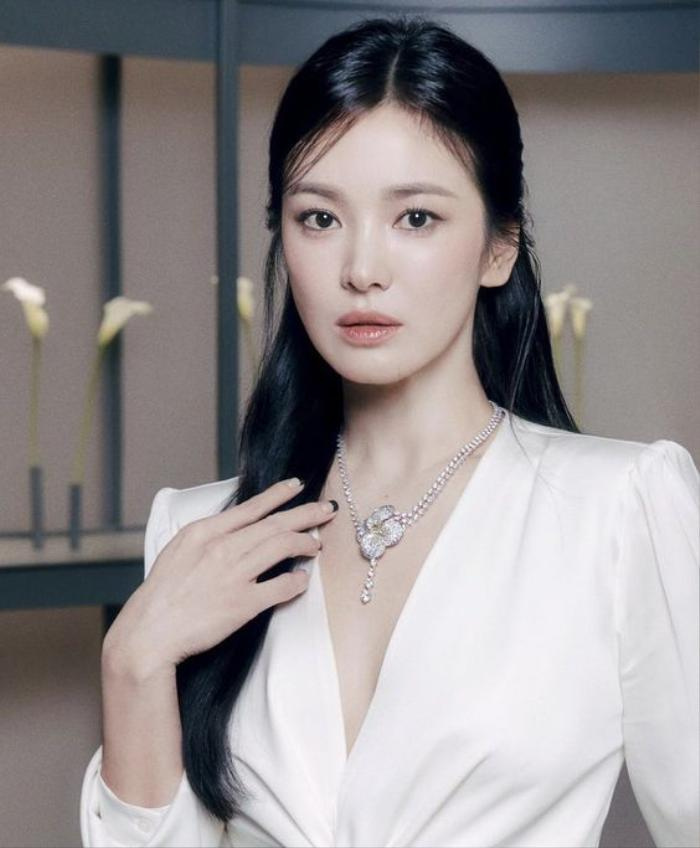 Song Hye Kyo bị réo gọi sau thành công của "người tình trẻ"