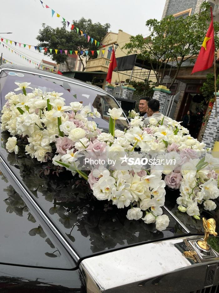 Cận cảnh siêu xe đón dâu trị giá hàng chục tỷ đồng của cầu thủ Quang Hải