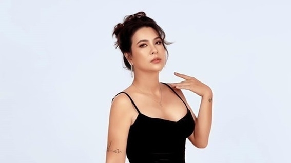 Đạo diễn chuyển giới Hồng Ngọc ngày càng gợi cảm, nữ tính