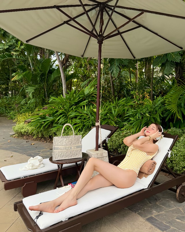 Chị gái Thiều Bảo Trâm “đẹp không tì vết” khi diện bikini khoe dáng Chị gái Thiều Bảo Trâm “đẹp không tì vết” khi diện bikini khoe dáng
