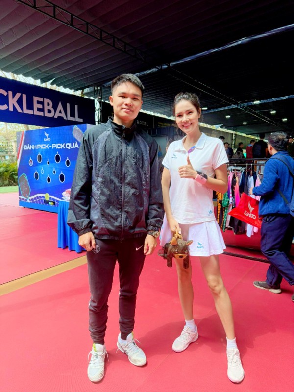Vợ siêu mẫu của Mạc Hồng Quân say mê với pickleball