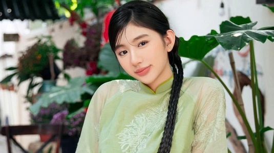 Vẻ đẹp trong veo tuổi 15 của con gái Hoa hậu Ngọc Diễm