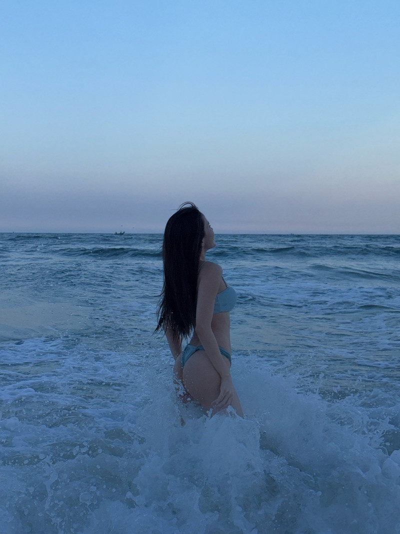 Thiều Bảo Trâm 'đốt mắt' với loạt ảnh bikini gợi cảm