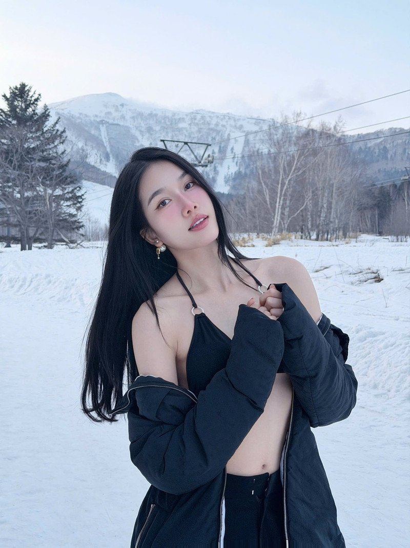 'Á hậu học giỏi' diện bikini tuyệt đẹp giữa tuyết trắng