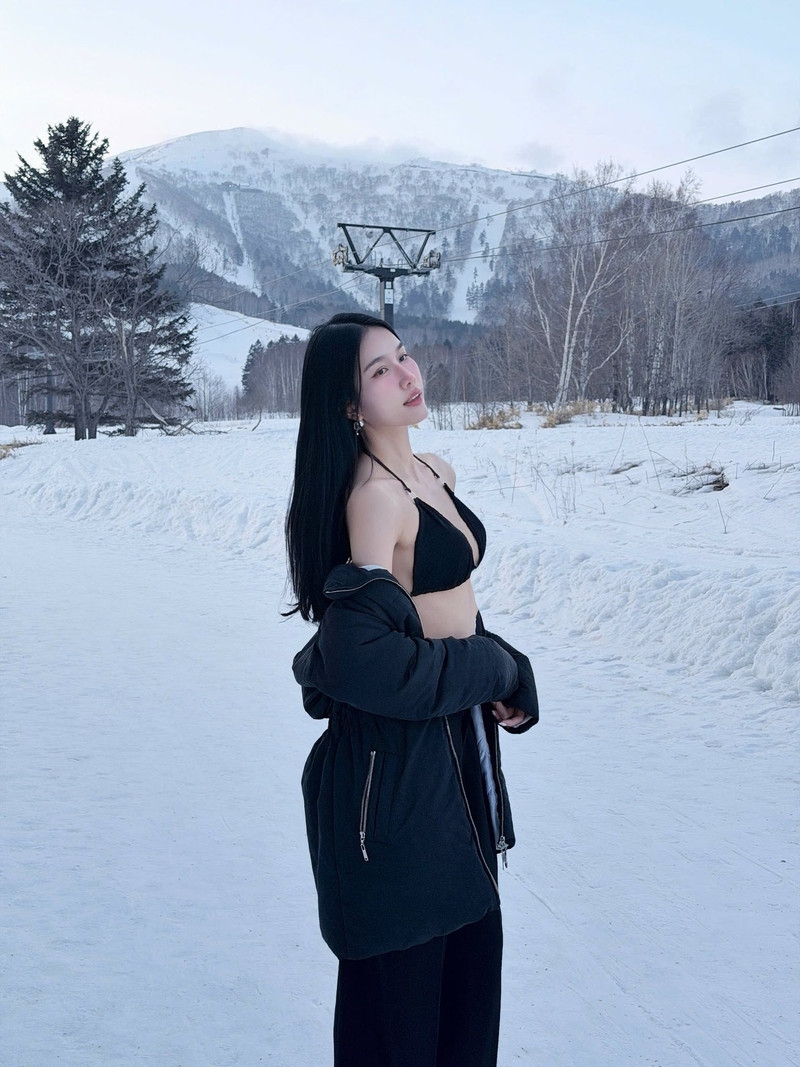 'Á hậu học giỏi' diện bikini tuyệt đẹp giữa tuyết trắng