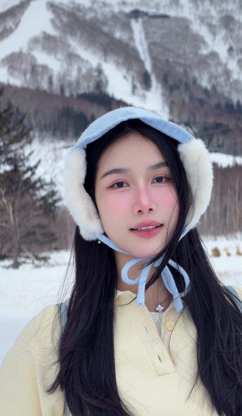 'Á hậu học giỏi' diện bikini tuyệt đẹp giữa tuyết trắng