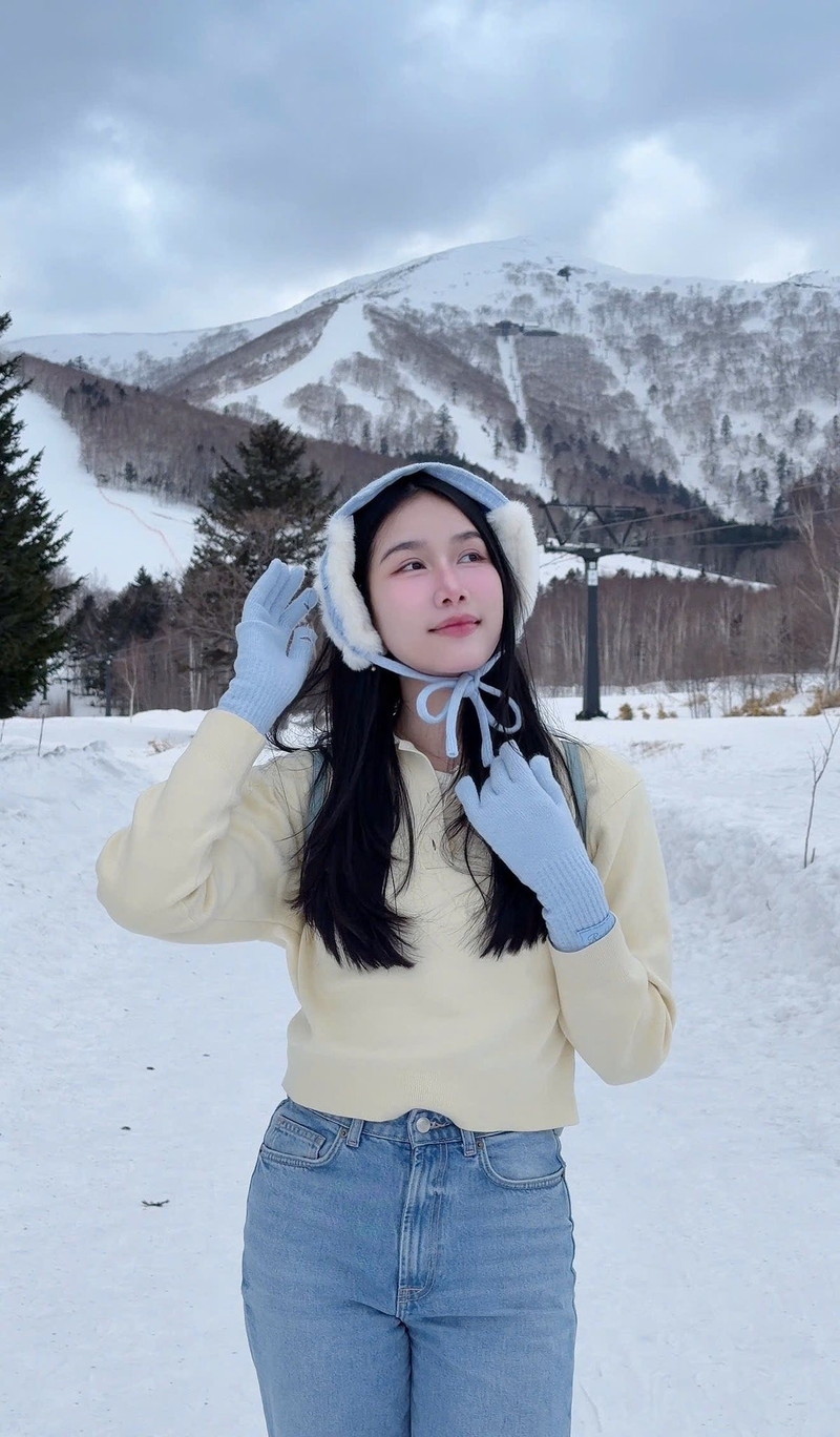 'Á hậu học giỏi' diện bikini tuyệt đẹp giữa tuyết trắng