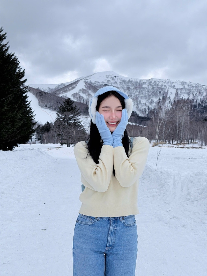 'Á hậu học giỏi' diện bikini tuyệt đẹp giữa tuyết trắng