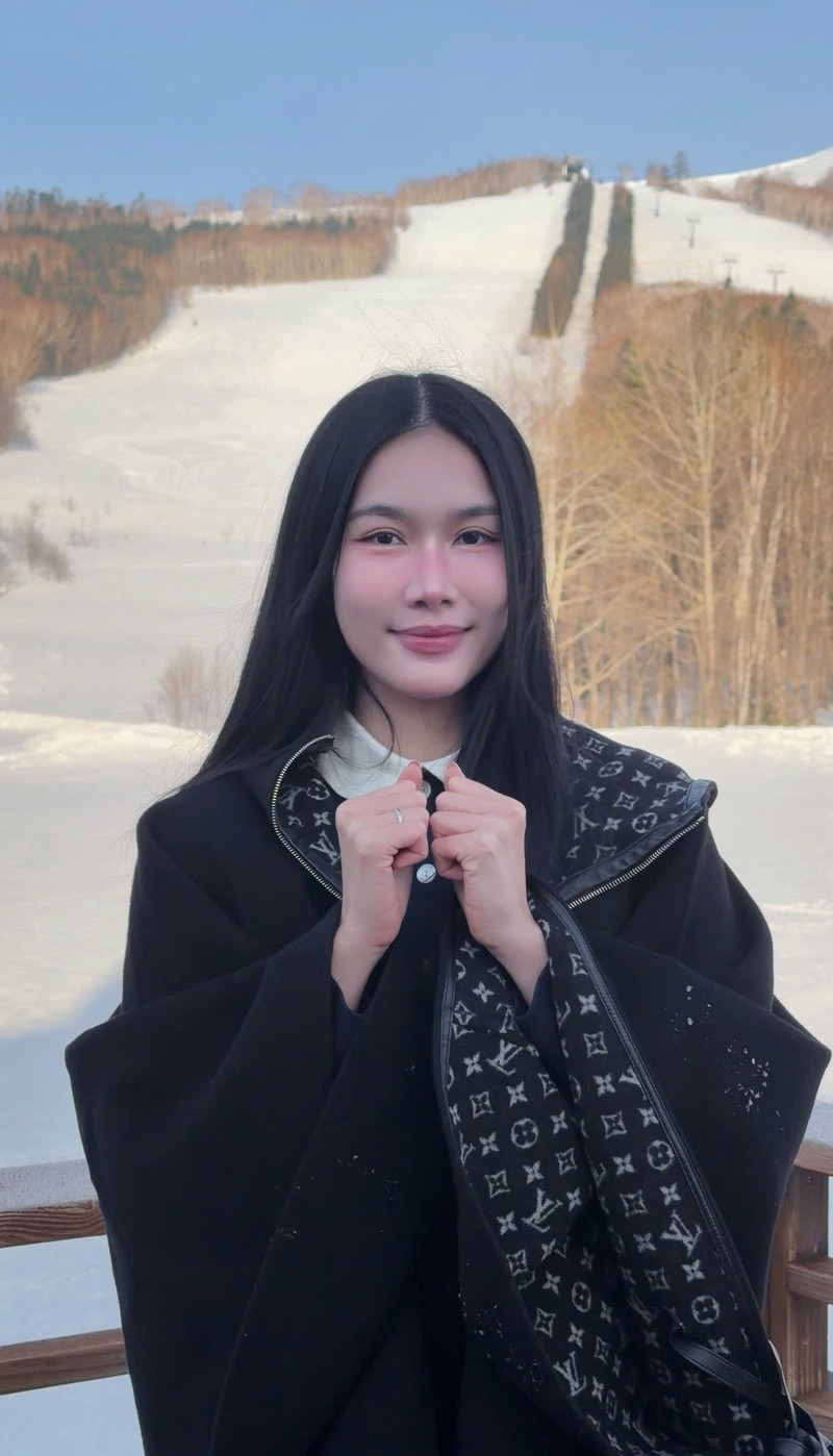 'Á hậu học giỏi' diện bikini tuyệt đẹp giữa tuyết trắng