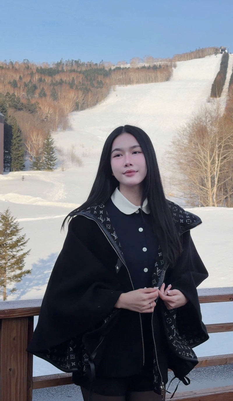 'Á hậu học giỏi' diện bikini tuyệt đẹp giữa tuyết trắng