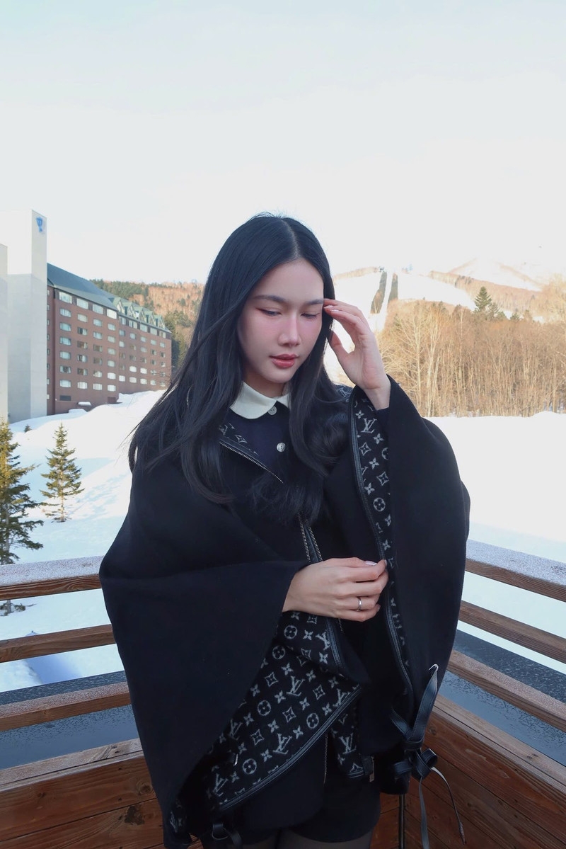 'Á hậu học giỏi' diện bikini tuyệt đẹp giữa tuyết trắng