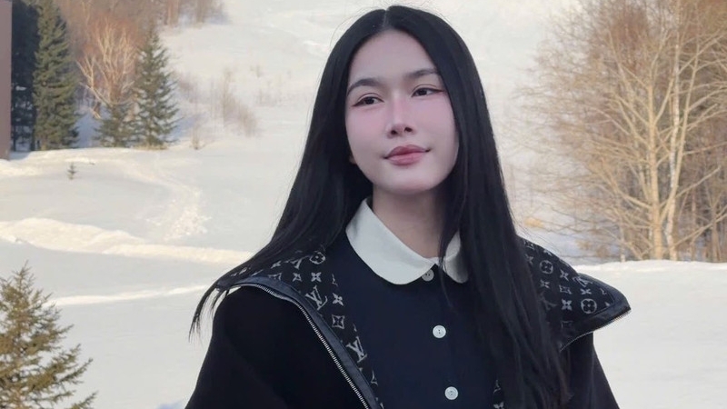 'Á hậu học giỏi' diện bikini tuyệt đẹp giữa tuyết trắng