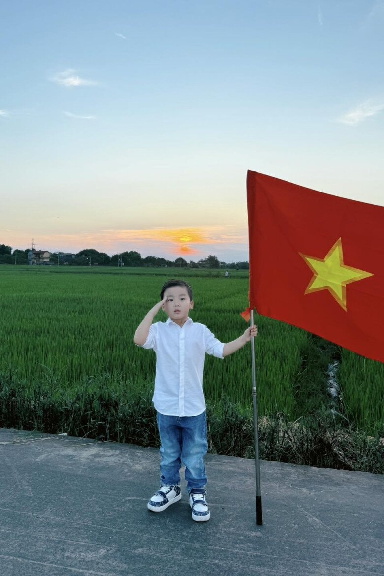 Cuộc sống của bé Bo tại Bắc Ninh: Học trường làng và tình cảm với Đại úy Thăng Văn Cương Cuộc sống của bé Bo tại Bắc Ninh: Học trường làng và tình cảm với Đại úy Thăng Văn Cương