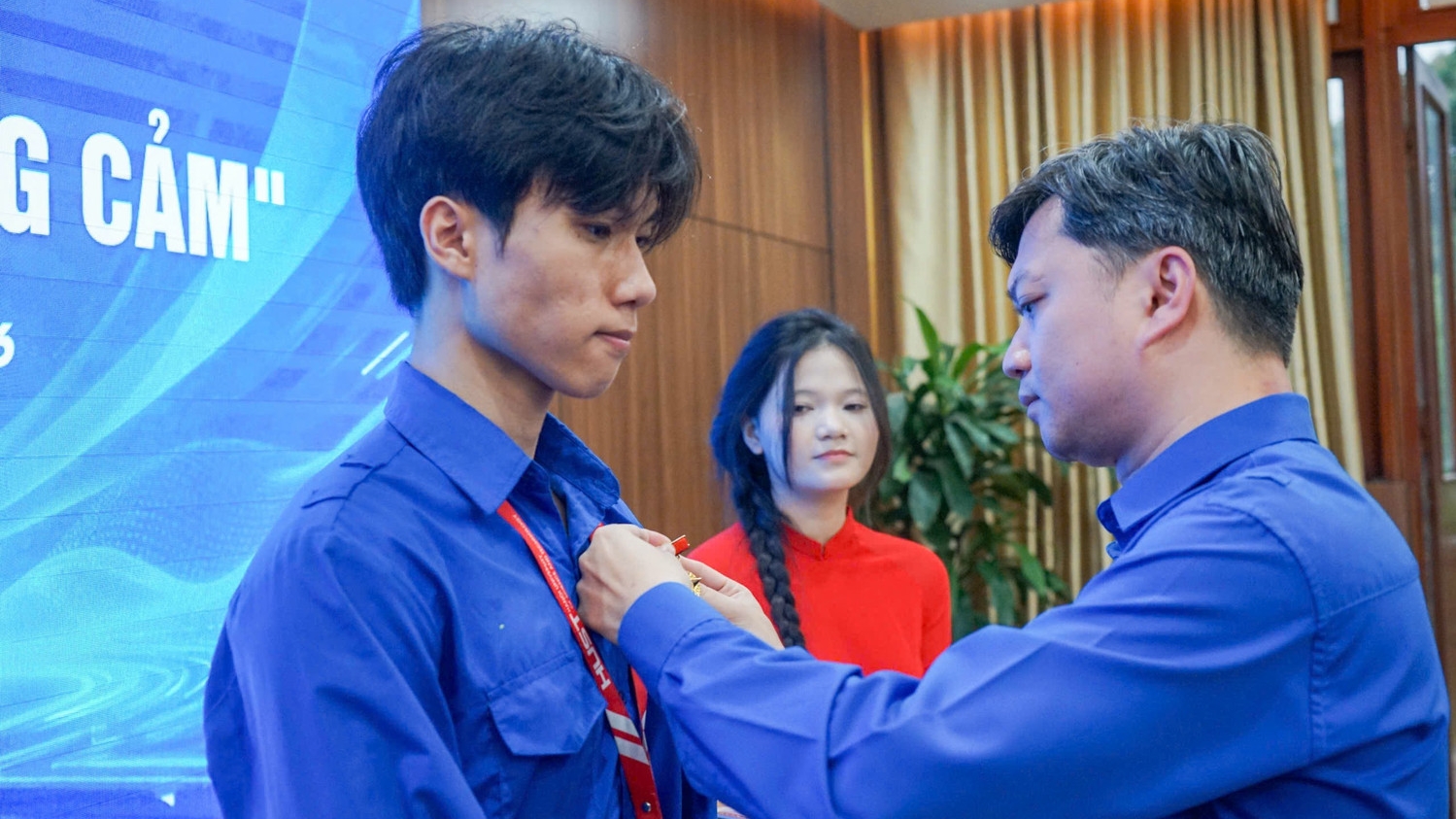 T.Ư Đoàn trao tặng Huy hiệu "Tuổi trẻ dũng cảm" cho nam sinh cứu người trong hỏa hoạn
