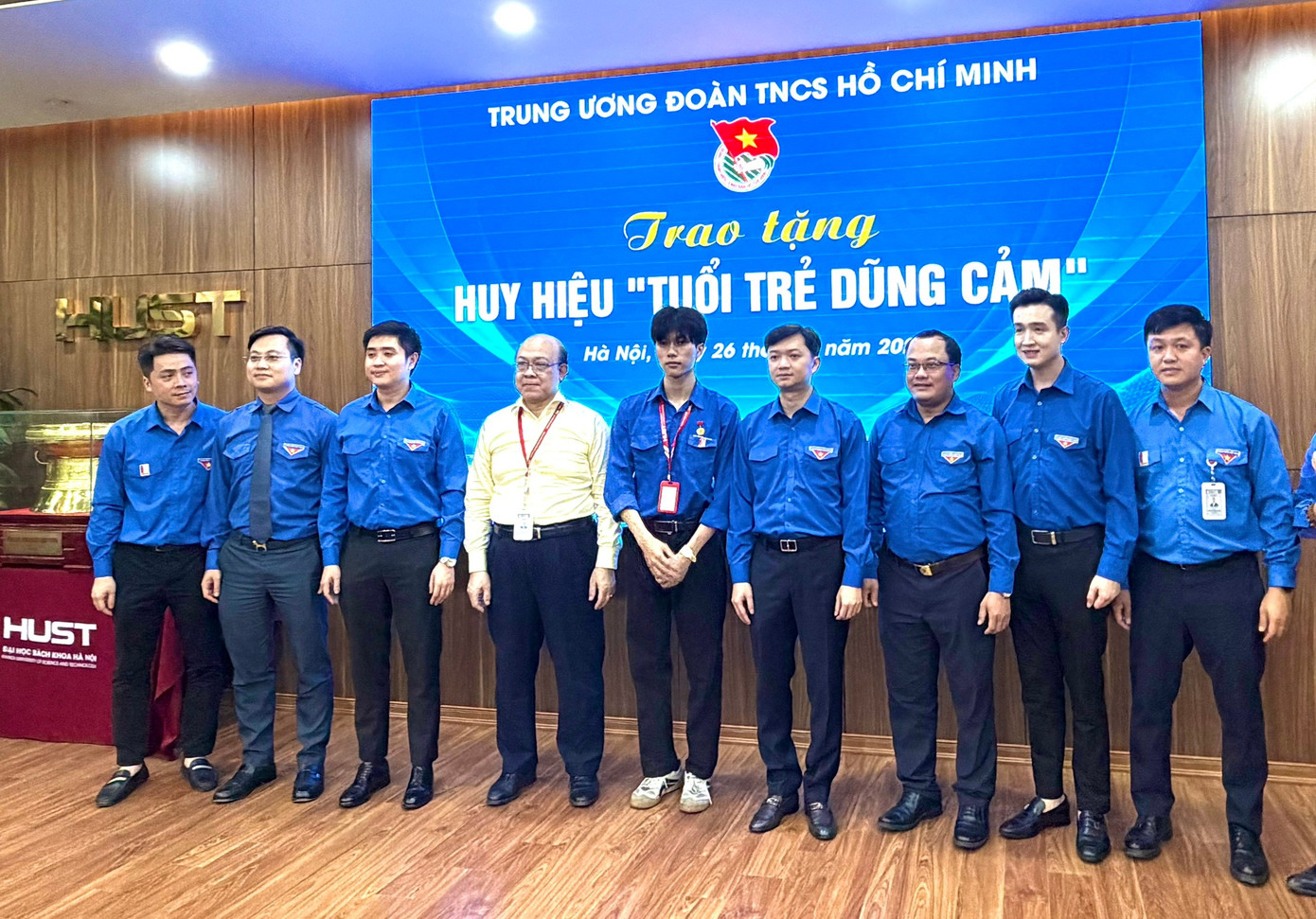 T.Ư Đoàn trao tặng Huy hiệu "Tuổi trẻ dũng cảm" cho nam sinh cứu người trong hỏa hoạn T.Ư Đoàn trao tặng Huy hiệu "Tuổi trẻ dũng cảm" cho nam sinh cứu người trong hỏa hoạn