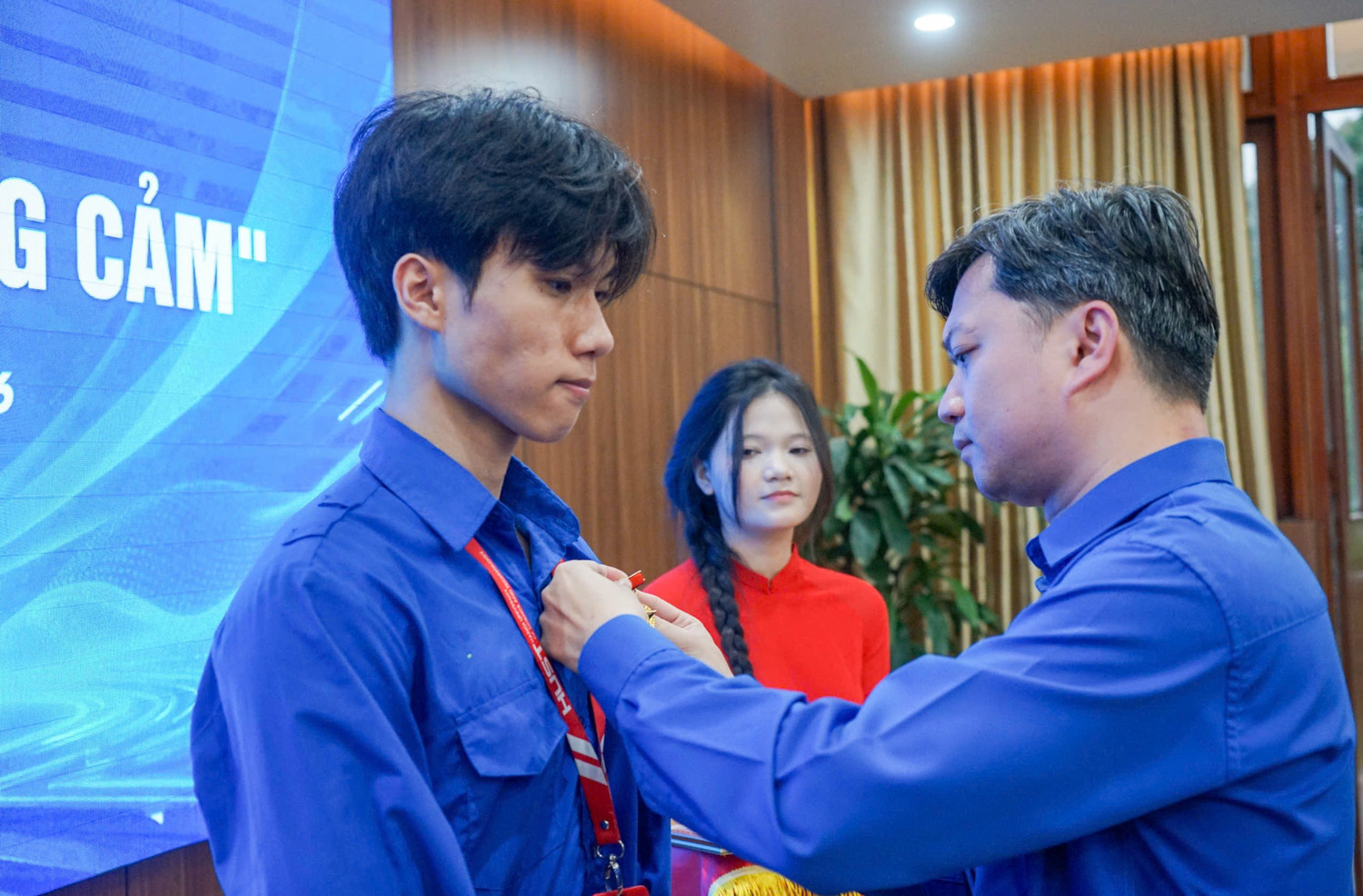 T.Ư Đoàn trao tặng Huy hiệu "Tuổi trẻ dũng cảm" cho nam sinh cứu người trong hỏa hoạn T.Ư Đoàn trao tặng Huy hiệu "Tuổi trẻ dũng cảm" cho nam sinh cứu người trong hỏa hoạn