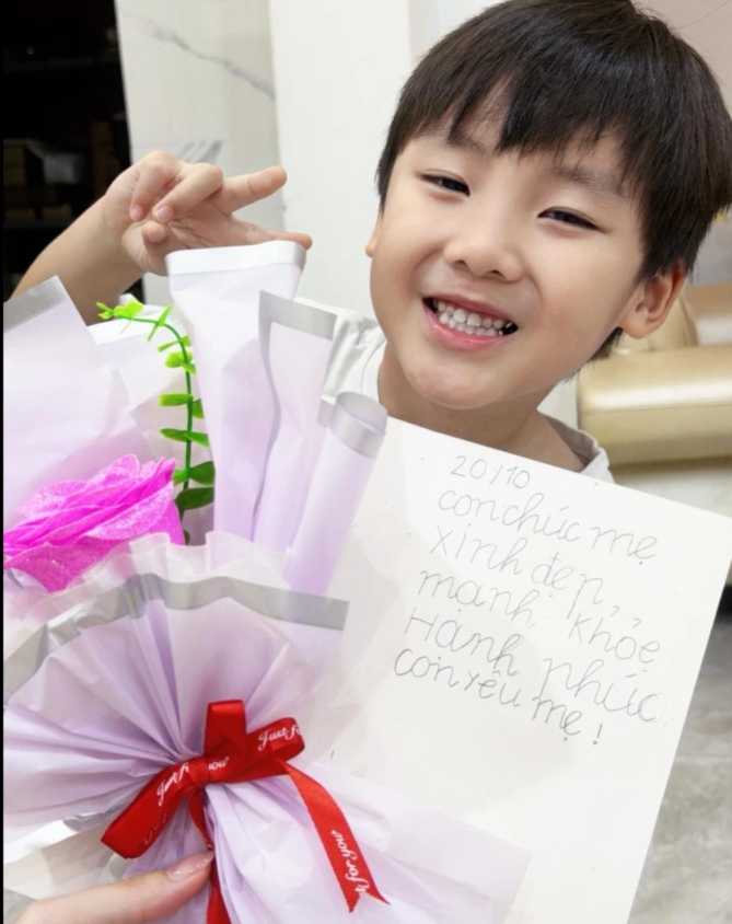 Con của diễn viên Vân Trang và ca sĩ Hòa Minzy gây ấn tượng khi theo học trường công lập