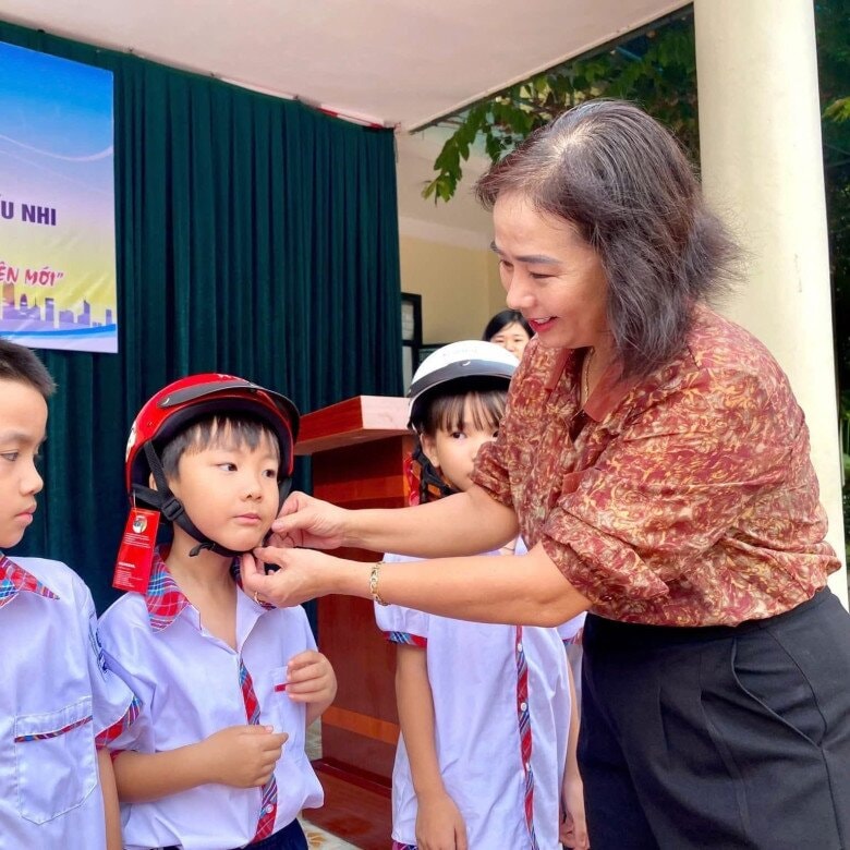 Con của diễn viên Vân Trang và ca sĩ Hòa Minzy gây ấn tượng khi theo học trường công lập