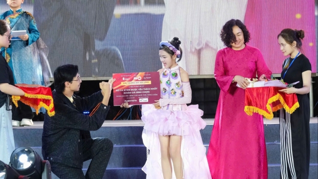 Rapper Đen gây xúc động với hành động  dễ thương trước các tài năng nhí