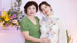 Huy Trần chuẩn bị đồ ăn dặm tỉ mỉ cho con gái Ngô Thanh Vân khi đi chơi