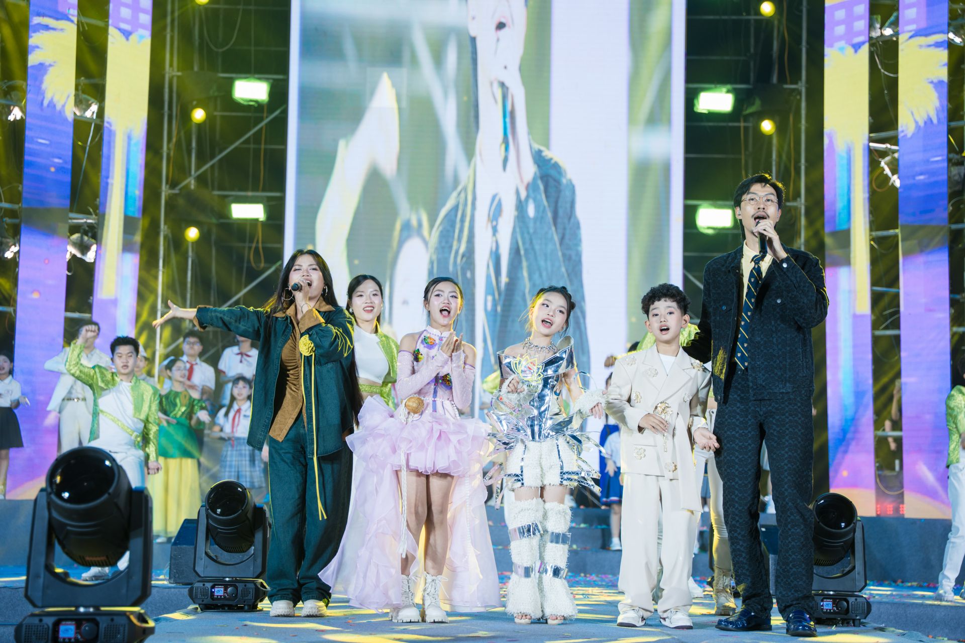 Rapper Đen gây xúc động với hành động dễ thương trước các tài năng nhí Rapper Đen gây xúc động với hành động dễ thương trước các tài năng nhí