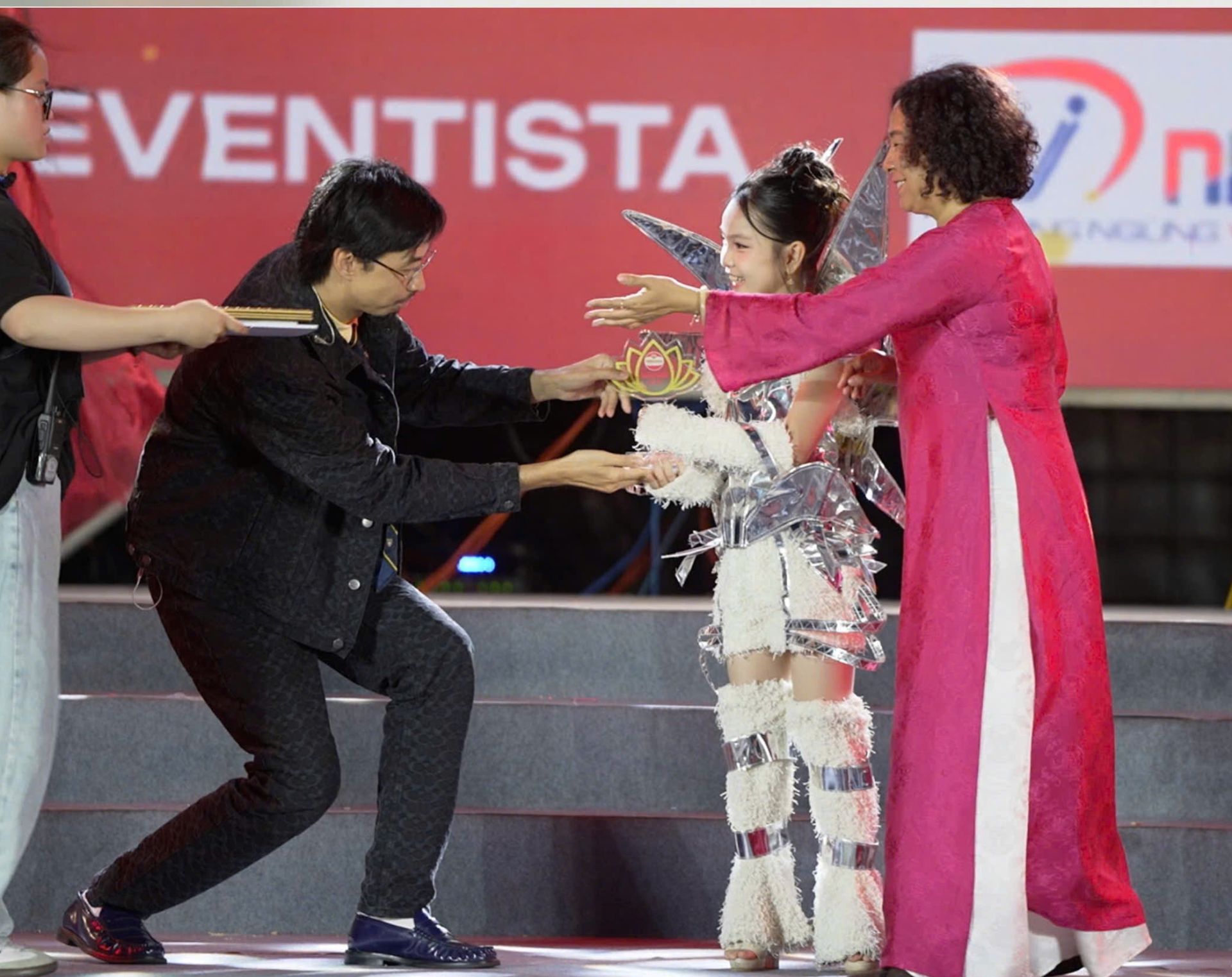 Rapper Đen gây xúc động với hành động dễ thương trước các tài năng nhí Rapper Đen gây xúc động với hành động dễ thương trước các tài năng nhí