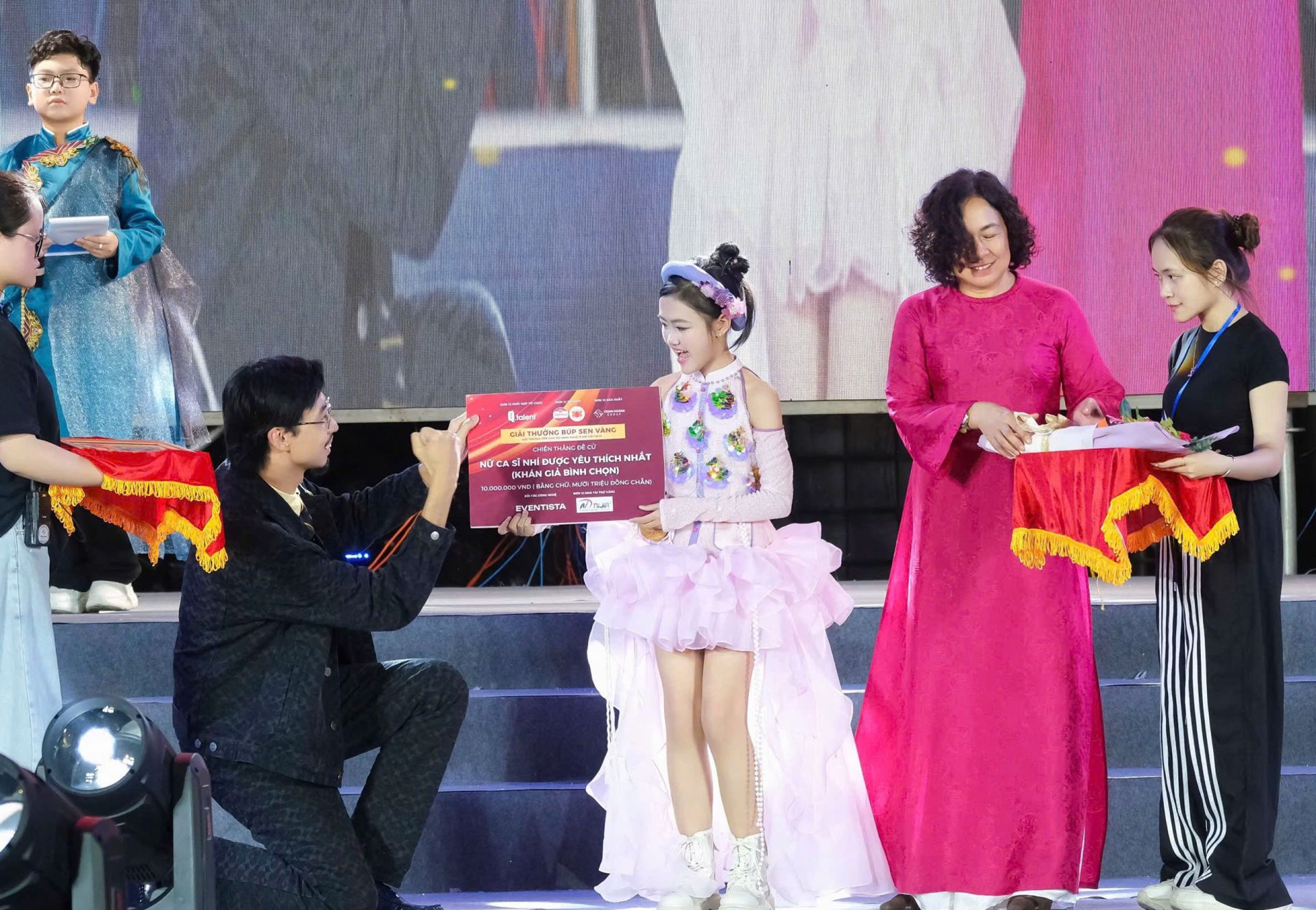 Rapper Đen gây xúc động với hành động dễ thương trước các tài năng nhí Rapper Đen gây xúc động với hành động dễ thương trước các tài năng nhí