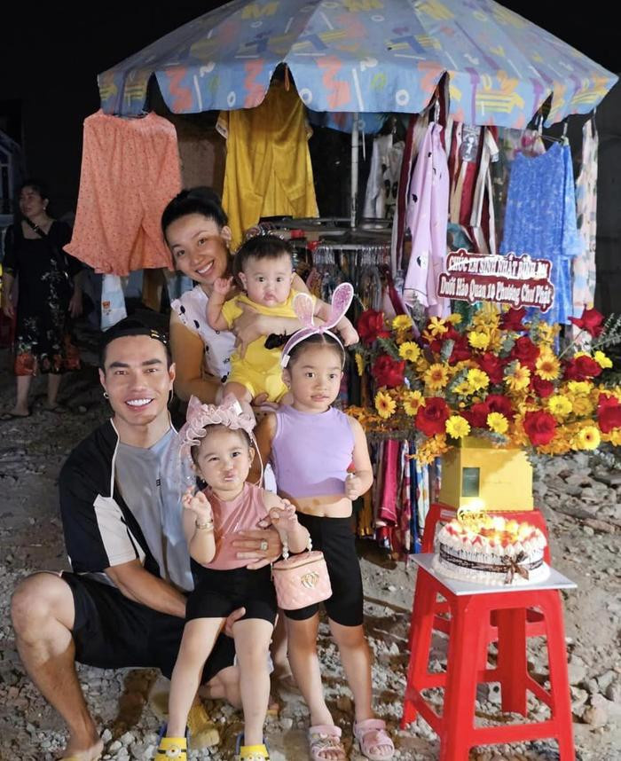 Lê Dương Bảo Lâm "chơi lớn" tặng vợ 200 bộ đồ cùng dòng nhắn nhủ "dở khóc dở cười" Lê Dương Bảo Lâm "chơi lớn" tặng vợ 200 bộ đồ cùng dòng nhắn nhủ "dở khóc dở cười"