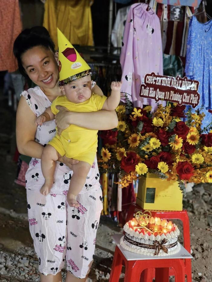 Lê Dương Bảo Lâm "chơi lớn" tặng vợ 200 bộ đồ cùng dòng nhắn nhủ "dở khóc dở cười" Lê Dương Bảo Lâm "chơi lớn" tặng vợ 200 bộ đồ cùng dòng nhắn nhủ "dở khóc dở cười"