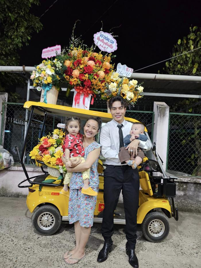 Lê Dương Bảo Lâm "chơi lớn" tặng vợ 200 bộ đồ cùng dòng nhắn nhủ "dở khóc dở cười" Lê Dương Bảo Lâm "chơi lớn" tặng vợ 200 bộ đồ cùng dòng nhắn nhủ "dở khóc dở cười"
