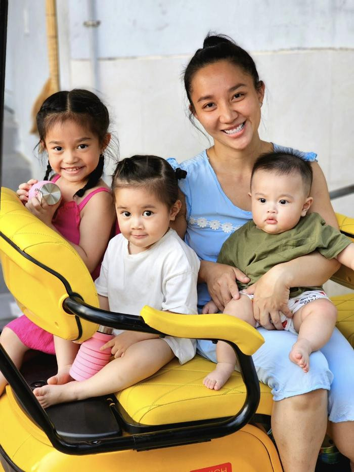 Lê Dương Bảo Lâm "chơi lớn" tặng vợ 200 bộ đồ cùng dòng nhắn nhủ "dở khóc dở cười" Lê Dương Bảo Lâm "chơi lớn" tặng vợ 200 bộ đồ cùng dòng nhắn nhủ "dở khóc dở cười"