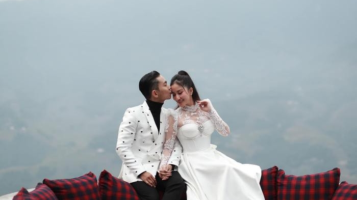Phan Hiển lên tiếng bảo vệ Khánh Thi khi bị chê "làm màu" vì mang giày cho vợ