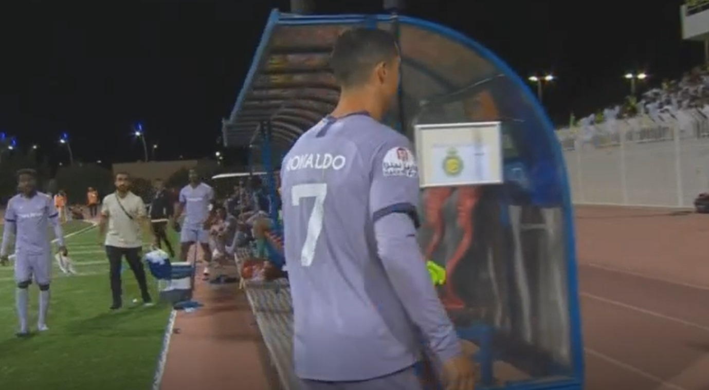 Ronaldo phớt lờ HLV, bỏ vào đường hầm sau trận hòa