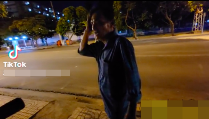 Xôn xao clip nghệ sĩ Thương Tín đi lang thang giữa đường lúc nửa đêm