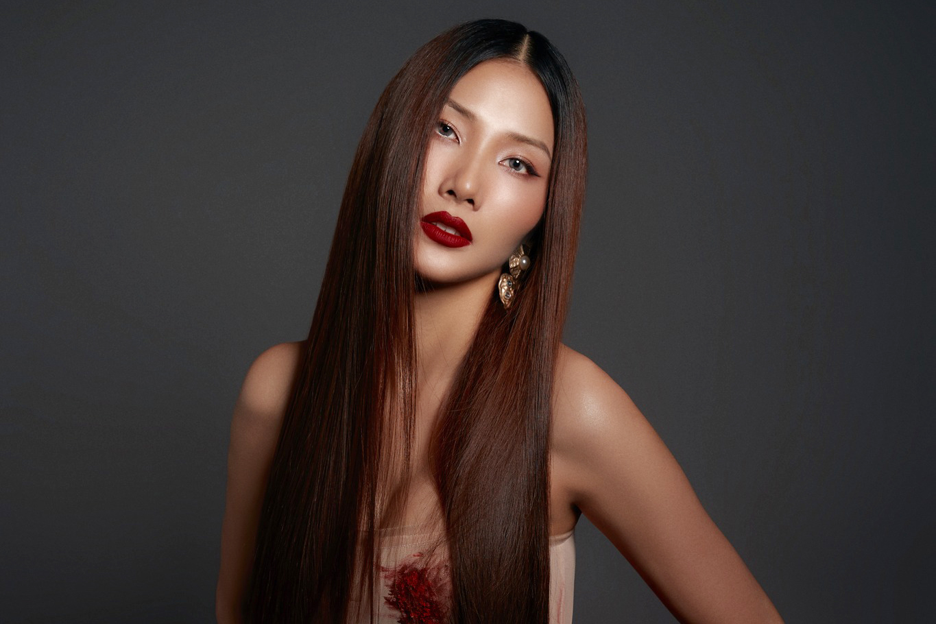 Vụ "cầm nhầm" túi Chanel của Hoàng Thùy bất ngờ gây xôn xao mạng xã hội Vụ "cầm nhầm" túi Chanel của Hoàng Thùy bất ngờ gây xôn xao mạng xã hội