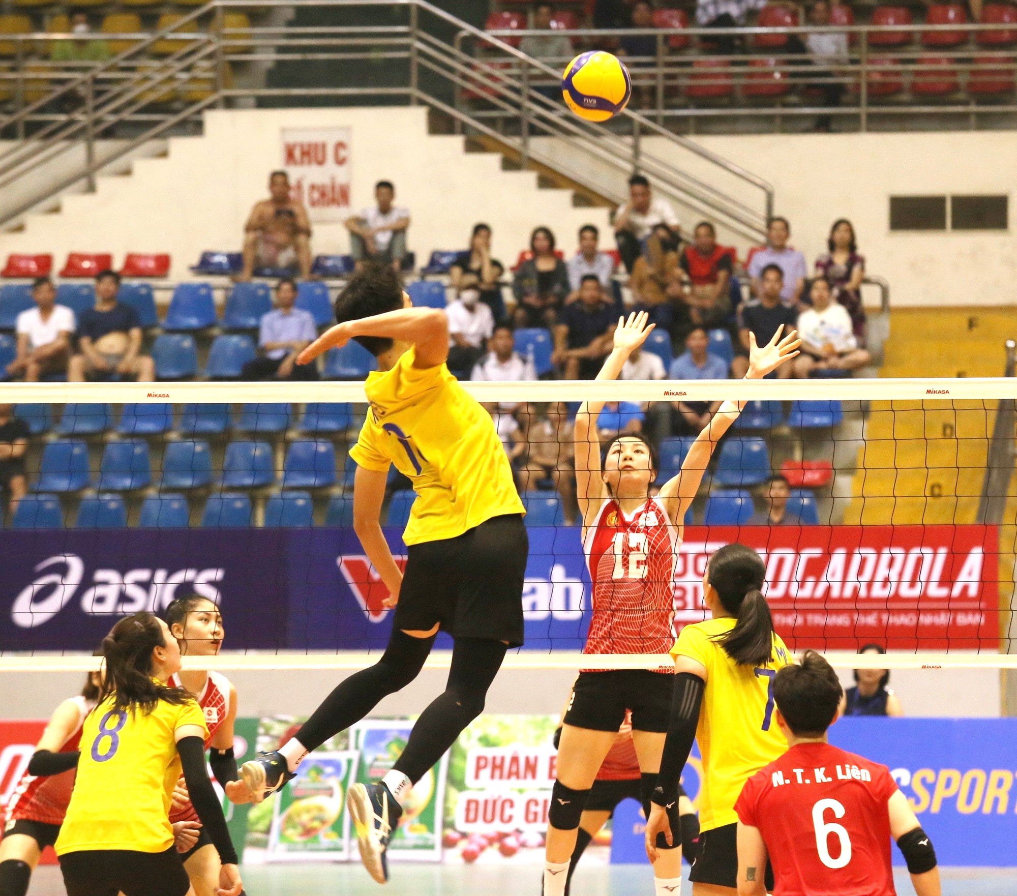 Chủ công Bích Tuyền bất ngờ rút lui khỏi giải CLB bóng chuyền nữ châu Á