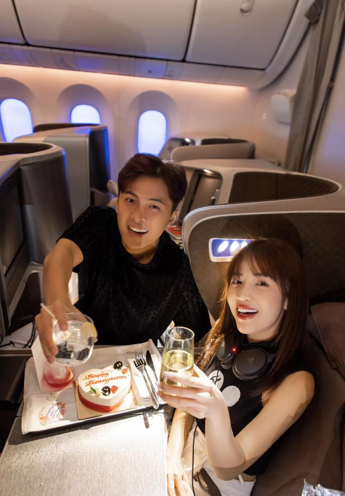 Puka và Gin Tuấn Kiệt đi du lịch Singapore, 2 chi tiết khác thường khiến dân tình đoán có tin vui