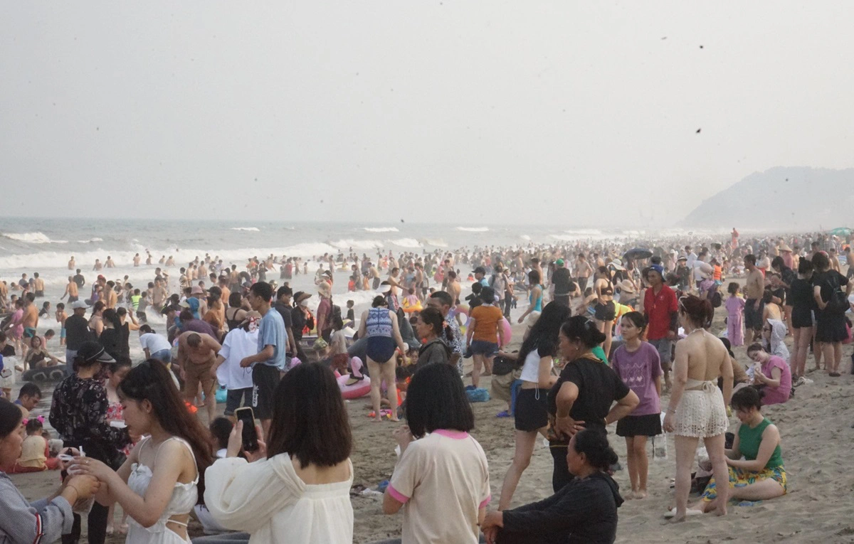 Hàng chục nghìn du khách đổ xô về Sầm Sơn tắm biển