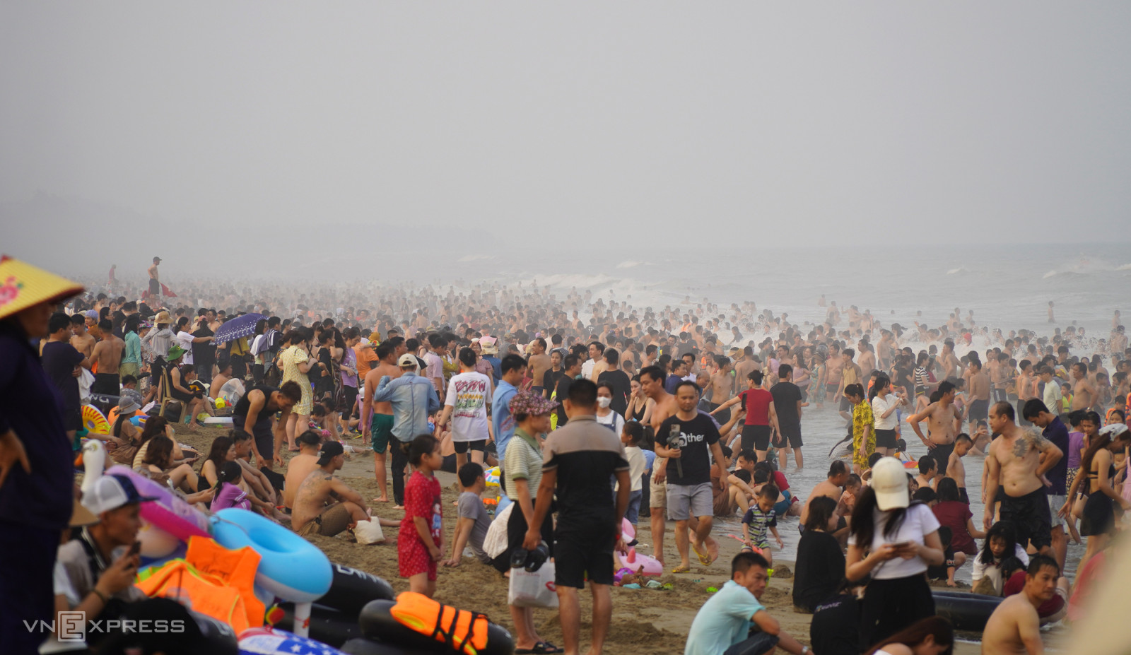 Hàng chục nghìn du khách đổ xô về Sầm Sơn tắm biển