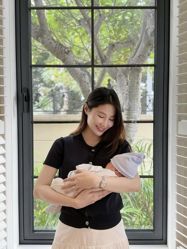 Diễm My 9x được khen đẹp như búp bê sau sinh nở