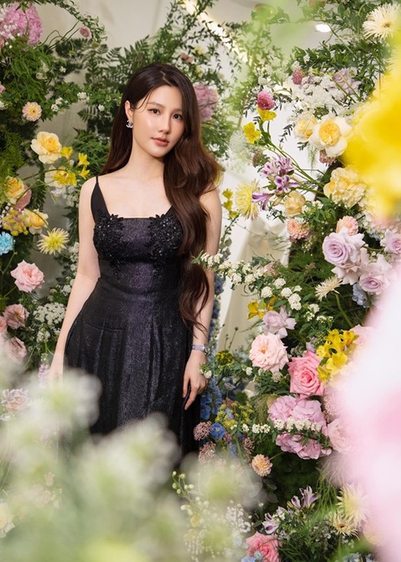Diễm My 9x được khen đẹp như búp bê sau sinh nở
