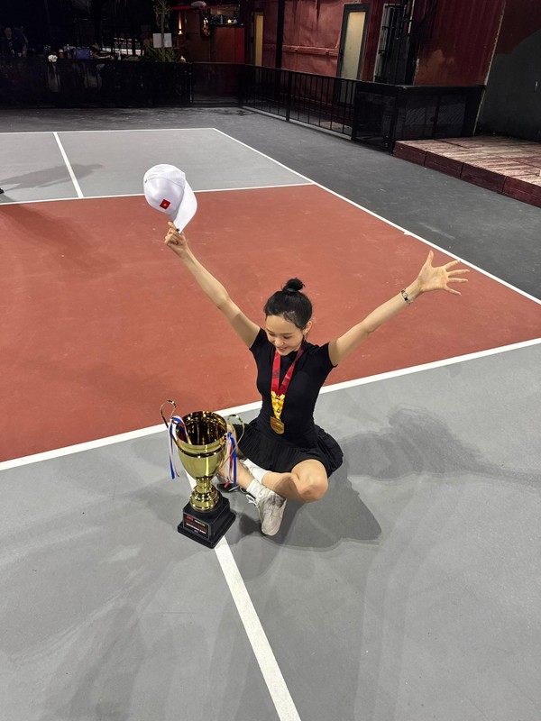 Soi loạt outfit cực đầu tư của Hiền Hồ trên sân pickleball Soi loạt outfit cực đầu tư của Hiền Hồ trên sân pickleball