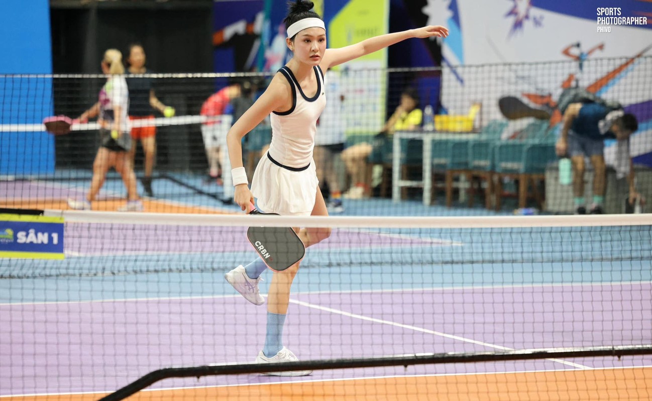Soi loạt outfit cực đầu tư của Hiền Hồ trên sân pickleball Soi loạt outfit cực đầu tư của Hiền Hồ trên sân pickleball