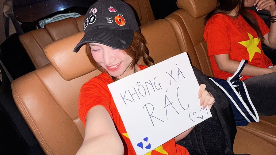 Hòa Minzy xuống đường nhặt rác sau lễ tổng duyệt diễu binh, diễu hành