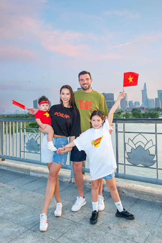 Hương Giang - Phú Cường hòa vào không khí đại lễ 30/4 từ xa