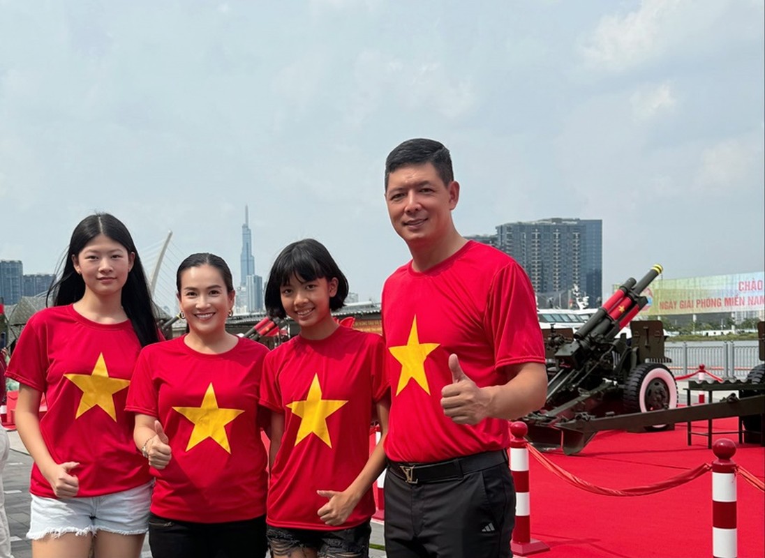 Hương Giang - Phú Cường hòa vào không khí đại lễ 30/4 từ xa
