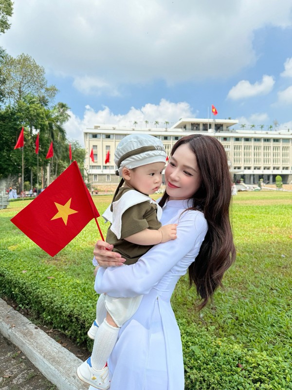 Biểu cảm đáng yêu của cặp song sinh nhà Sam trước Dinh Độc Lập