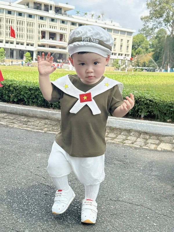 Biểu cảm đáng yêu của cặp song sinh nhà Sam trước Dinh Độc Lập