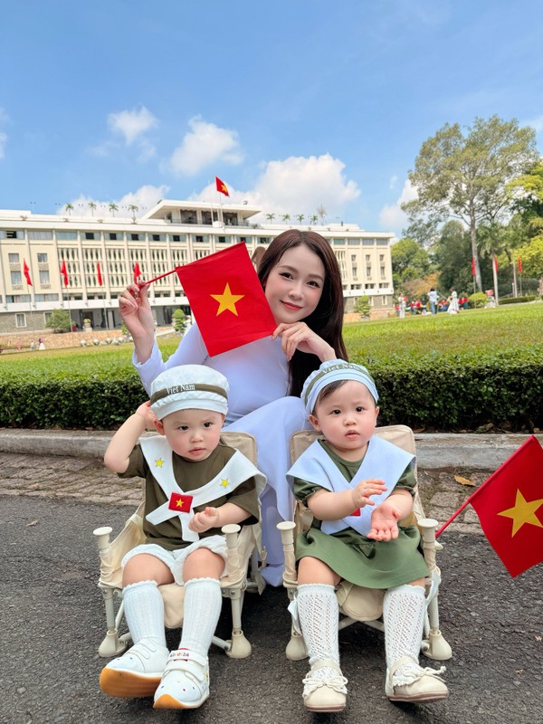 Biểu cảm đáng yêu của cặp song sinh nhà Sam trước Dinh Độc Lập