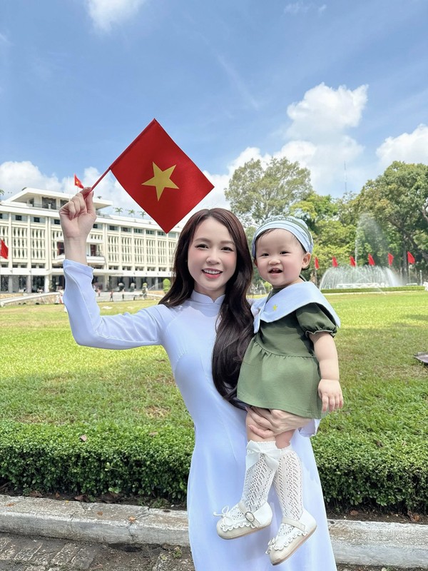 Biểu cảm đáng yêu của cặp song sinh nhà Sam trước Dinh Độc Lập